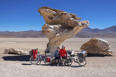 Fotostopp am Arbol de Piedra, einer Felsformation in der Siloli-Wüste in Bolivien.