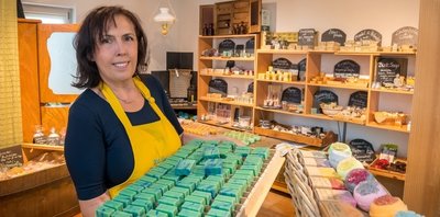 Liane Uhlmann bietet unter der Eigenmarke "Mein Seifenstück" derzeit rund 50 verschiedene Seifen aus eigener Herstellung an. 