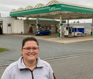Vor dem Anrücken der Bautrupps: Pächterin Diana Pfannkuch vor der Tankstelle Lenz. Dieser Name hat sich längst im Sprachgebrauch eingebürgert. Wer dort tankt oder isst, der macht das sicher noch die nächsten Monate "bei Lenz".