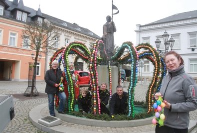 Viele Orte im Plauener Umland haben sich österlich herausgeputzt. Wohlwollend schaut beispielsweise der Elsterberger Stadtgründer Ritter Reyer auf die Osterkrone herab, mit der der Brunnen auf dem Marktplatz geschmückt wurde. Bereits zum fünften Male hat der örtliche Gewerbeverein hierfür mit anderen Helfern angepackt. Girlanden aus frischem Fichtenreisig wurden ans Grundgestell gebunden. Ebenso etwa 2500 Eier. 