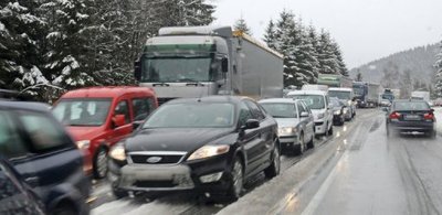 Das Schneechaos auf Europas Flughäfen hält an: In Frankfurt am Main wurden am Morgen rund 340 von 1360 geplanten Flügen gestrichen. Auch auf den Straßen und bei der Deutschen Bahn herrscht vielerorts Chaos.