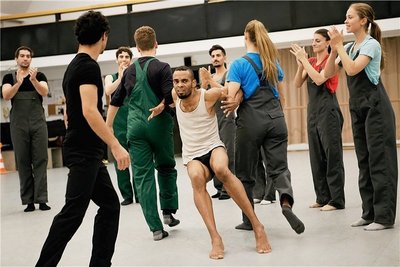 Wer auffällt hat es schwer: Yester Mulens Garcia im Tanzstück "Mavericks And Sheep" von Anthony Missen. Die Inszenierung wird am 15. Juni im Stadtbad Chemnitz gezeigt. 