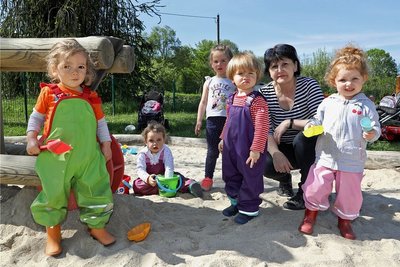 Tagesmutter Christina Dietz im Sandkasten