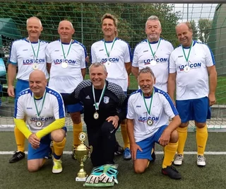 Starkes Team: Die Alt-Herren-Kicker des FV Neuhausen/Cämmerswalde mit Oliver Kempe, Bernd Walter, Reinhard Deutscher, Frieder Liebscher und Frank Walter (hinten v. l.) sowie Uwe Morgenstern, Detlef Schwirz und Horst Beidatsch (v. v. l.) sind Sachsenmeister der AK Ü 60. 