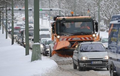 Das Schneechaos auf Europas Flughäfen hält an: In Frankfurt am Main wurden am Morgen rund 340 von 1360 geplanten Flügen gestrichen. Auch auf den Straßen und bei der Deutschen Bahn herrscht vielerorts Chaos.