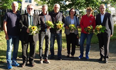 Gemeinsam für den Sport im Erzgebirge - der Verein Olympiaförderkreis Oberwiesenthal, von links: Geschäftsführer Holger Hanzlik aus Jöhstadt, Vorsitzender Frank Vogel aus Sosa, Jens Weißflog aus Oberwiesenthal, Werner Deiß aus Pöhla, Manuela Willimowski aus Scheibenberg, Ute Ebell aus Oberwiesenthal und Schatzmeister Dr. Andreas Zönnchen aus Raschau nach der Wiederwahl am 11. Juli 2022. 