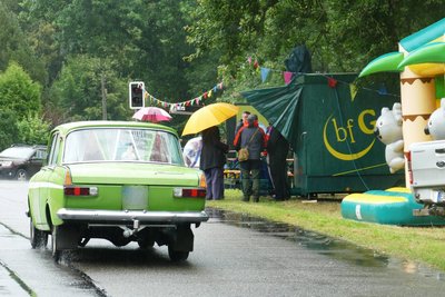 Immer wieder mussten Gäste wegen der Regenschauer Unterschlupf suchen.