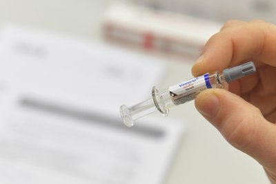 Unter 60-Jährige erhalten einen Dreifach-Impfstoff wie diesen, Ältere bekommen einen höher dosierten Impfstoff oder einen mit Wirkstoffverstärker.