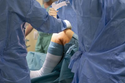 Vier Kliniken in Mittelsachsen haben Erfahrungen mit Kniegelenksoperation (Symbolbild) nachgewiesen.