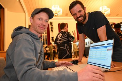 Markus Kortüm vom Deutschen Darts-Verband (links) und Christian Vogel von der Stadt Oelsnitz bildeten die Turnierleitung.
