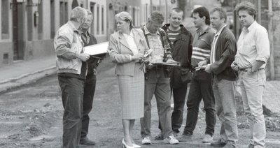 1997 war es endlich soweit: Die Ortsdurchfahrt von Wechselburg wird saniert und Naumann lässt sich vor Ort darüber informieren. 