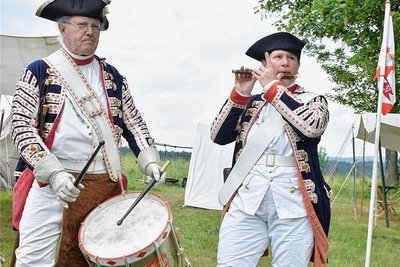 Die Spielleute der Schlosswache Joachim Böttcher (links) und Christine Albrecht aus Zwickau.