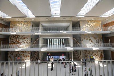 Die „Oberschule am Hartmannplatz“ wurde 2023 eröffnet. Nun, ein Jahr später, hat der Lehrermangel an der Bildungseinrichtung gravierende Auswirkungen.