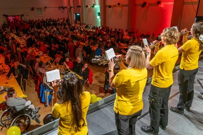 Rund 300 Gäste waren in die Stadthalle Marienberg zum Jubiläumskonzert der Schallis gekommen.