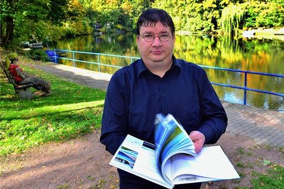 Da kann er lange blättern: Michael Kreskowsky sucht im Buch "Talsperren in Sachsen" vergeblich nach "seiner" Talsperre. Kriebstein taucht dort nicht auf, auch nicht in der bereits vor einigen Jahren erschienenen Auflage. 