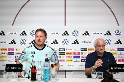 Bundestrainer Nagelsmann (l.) und Rudi Völler (r.) sitzen bei der DFB-Pressekonferenz auf dem Podium. 