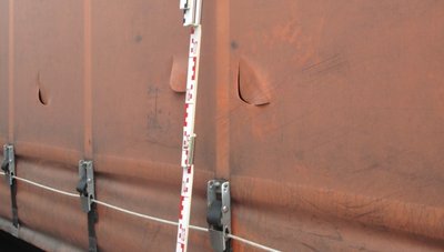 Planenschlitzer schneiden solche kleinen Löcher, um nachzusehen, was ein Laster geladen hat. Erst wenn sie lukrative Ladung entdecken, brechen sie den betreffenden Lkw auf.