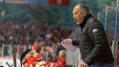 Eispiraten-Coach Kim Collins stand anderthalb Jahre im Sahnpark hinter der Bande: Als er am Vormittag des 29. Januar 2019 zum Training bittet, steht bereits fest, dass er seinen Posten räumen muss. 