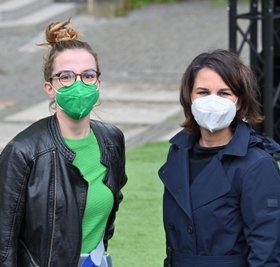 Annalena Baerbock (rechts) und die Bundestagskandidatin der Chemnitzer Grünen, Karola Köpferl, auf dem Theaterplatz. 