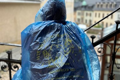 Wegen des sprichwörtlichen Kätwetters wird es auch in diesem Jahr zur Kät passende Regenponchos geben.