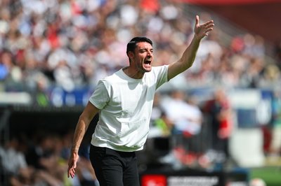 Noch am Tag vor dem Spiel holte Frankfurts Coach Albert Riera zu einer großen Medienschelte aus.