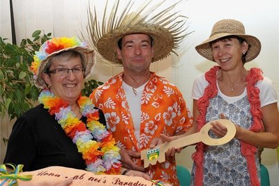 "Ilona ab nei's Paradies!" - schon vor zehn Jahren schickte Udo Seeger (Mitte) Triebels Bürgermeisterin Ilona Groß (links) in den Urlaub. Damals war es Karneval, jetzt ist es Wirklichkeit: Groß hört auf, Seeger ist ab Montag ihr Nachfolger - und den Gemeindeamtsschlüssel von Sabine Frank (rechts) gibt's nicht nur symbolisch.