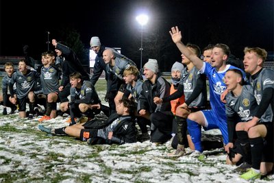 Nach dem 5:1-Sieg gegen den SC Freital: Auerbachs Spieler jubeln zum Jahresende mit ihren Fans. Foto: Joachim Thoß