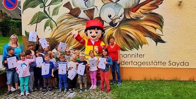 Die Erzieherinnen Anja Beyer und Ramona Zemmrich haben sich mit denKindern über den Besuch vom Rettungswichtel gefreut. 