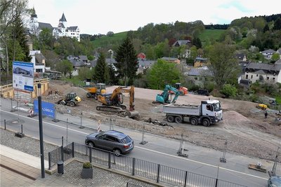 Aus der Stadtschule an der Erlaer Straße bietet sich dieser Blick auf die Baustelle des Parkhauses. 