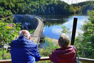 Gut sichtbar: Der Blick auf die Staumauer der Talsperre Kriebstein.