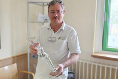 Dr. med. Erik Hauffe ist als Chefarzt für Kniegelenk-OP in Mittweida zuständig.