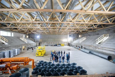 Mehr als die neue Turnhalle des Plauener Lessing-Gymnasiums: Bei einigen gebuchten Baustellenführungen am Samstag verschafften sich die Plauener erste Einblicke in das an der Schule entstehende XXL-Sportforum Vogtland - im Bild Architekt Steffen Fugmann mit einer der in der Arena verteilten Besuchergruppen.