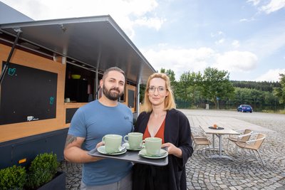 Das war 2022 an der Talsperre Pöhl in Thossfell: Maxi und Sven Schwarz eröffneten ihren neuen Imbiss.