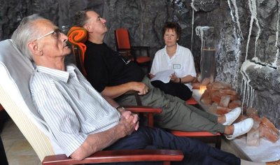 In der Salzkammer der Hetzdorfer Klinik erholen sich Wolfgang Hößler aus Dresden und Hans-Peter Läßig aus Siebenlehn unter Aufsicht von Badehelferin Manuela Heutehaus (v. l.). 