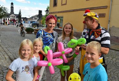 Clown Fridolin überrascht Familie Tartzsch auf der Burgstraße, 11. Rochlitzer Händlerherbst.