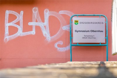 Auch die Aula des Olbernhauer Gymnasiums wurde mit einem Schriftzug verunstaltet.