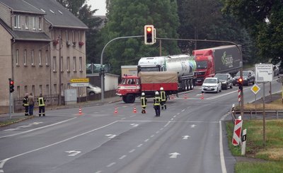 Die Feuerwehr hat eine beidseitige Straßensperrung veranlasst.