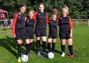 Shirley Stenzel, Maren Woitag, Nele Beckmann, Svea Nagel und Saskia Woitag (von links) haben für den FV Glauchau an der Deutschen Faustball-Meisterschaft der U 12 teilgenommen. 