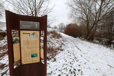 Solche Schautafeln informieren am Erlebnispfad über die Bedeutung von Fließgewässern für die Natur.