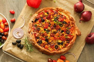 Auf der Laugen-Pizza sind die Deutschland-Farben durcheinandergewürfelt.