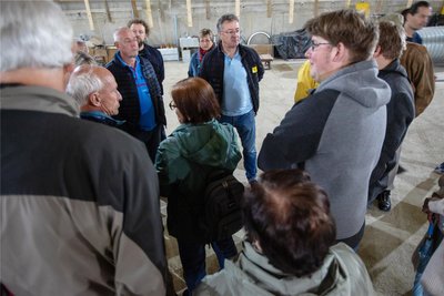 Begehrter Gesprächspartner bei den Führungen im Sportforum Vogtland in Plauen war Bauleiter Thomas Herbst (Mitte hinten).