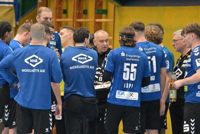 Der EHV Aue um Interimscoach Rüdiger Bones muss eng zusammenrücken, um in Erlangen zu bestehen.