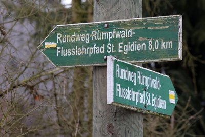 Der Flusslehrpfad ist mit dem Rundweg Rümpfwald verbunden, schon jetzt sind hier etliche Radfahrer und Wanderer unterwegs.