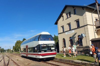 Der Schienenbus „Alma“ pendelte am Samstag zwischen Großvoigtsberg und Freiberg.