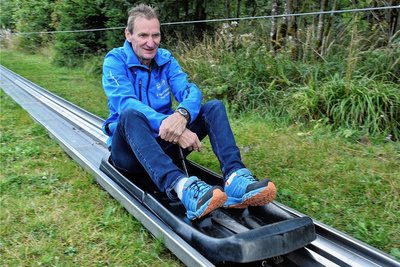 Skisprunglegende Klaus Ostwald auf der Sommerrodelbahn in Mühlleithen. 