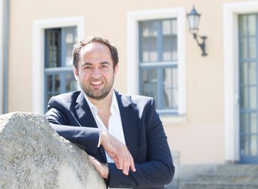 Generalmusikdirektor Leo Siberski hat seinen Vertrag für weitere vier Jahre, bis 2026, am Theater Plauen-Zwickau verlängert. 