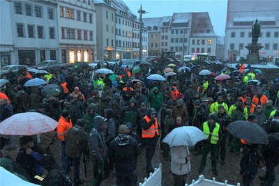 Etwa 300 Menschen nahmen an der Kundgebung der Bauern am 7. Februar auf dem Obermarkt in Freiberg teil.