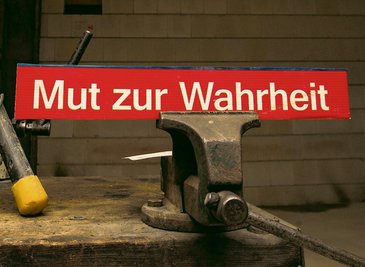  Das ehemalige Horten-Kaufhaus wird zum Landratsamt umgebaut. Nicht ohne Konflikte: Dieses Schild wurde vor einem Rundgang in einen Schraubstock gespannt. Wer hinter der Aktion steckt, ist nicht bekannt. 