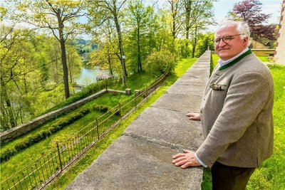 Joachim Diener von Schönberg blickt von der ehemaligen Orangerie auf einen Teil des Parkes und den Teich. 