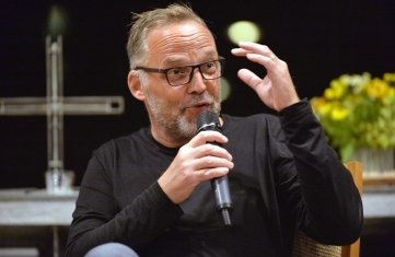Dirk Neubauer bei seiner Lesung in der Petrikirche. 